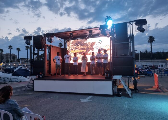 foto del escenario con unos niños bailando
