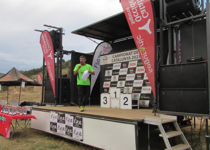vista del escenario con el presentador en una carrera de motocicletas
