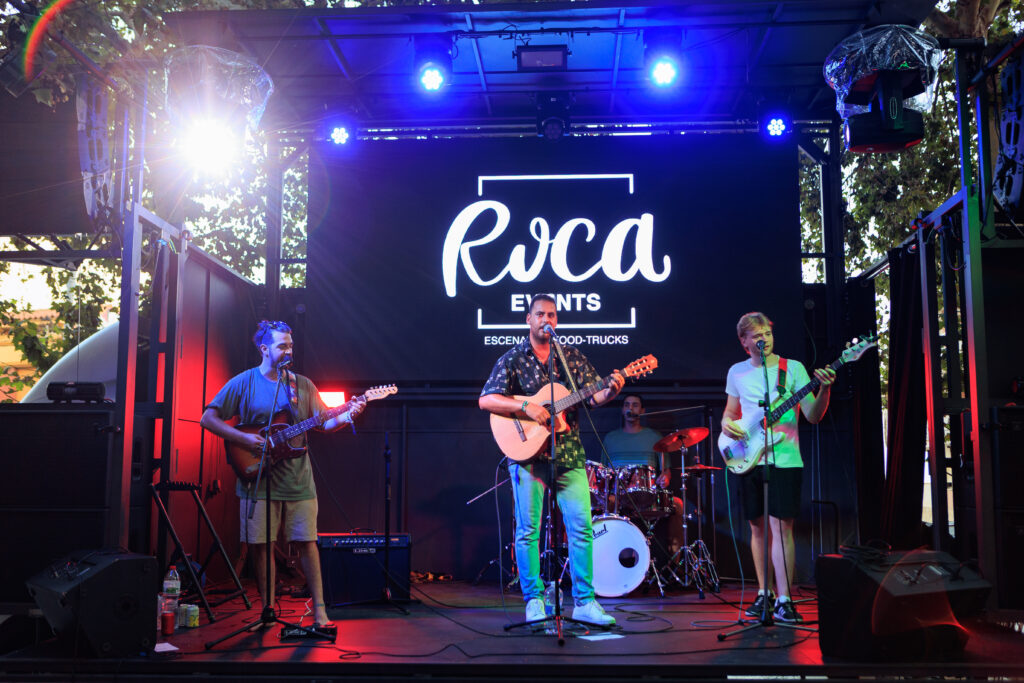 escenario de Roca Events con el grupo musical de Canet de mar Bentrobats.