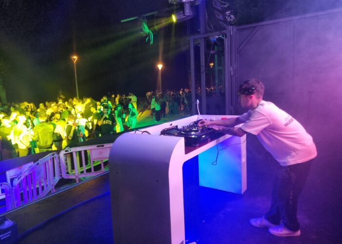 dj actuando en canet de mar